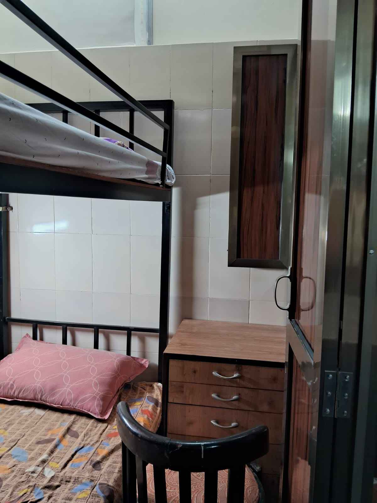 Male PG room in Santacruz East, Mumbai – photo 5